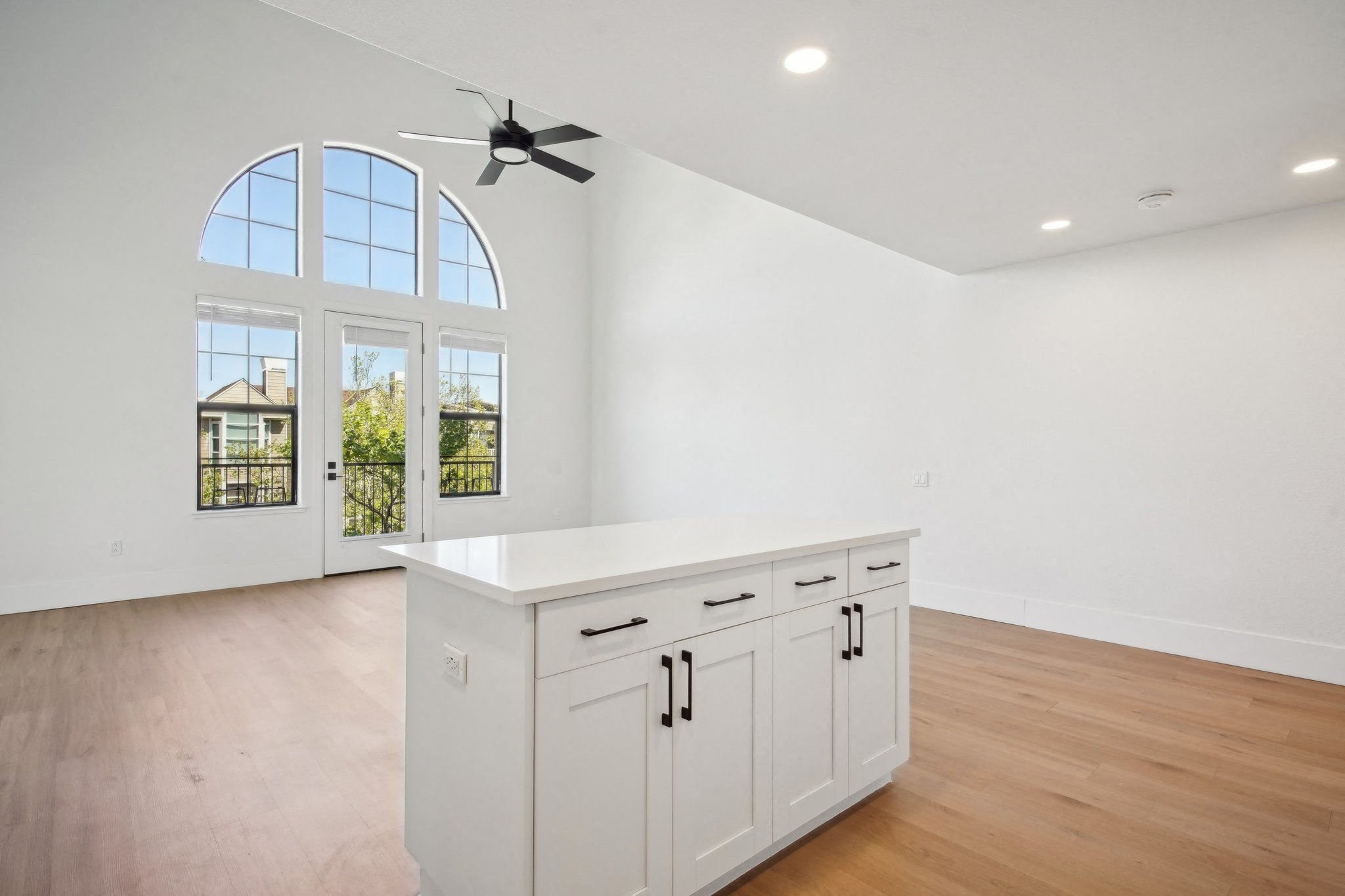 Fountain Plaza - Living Area